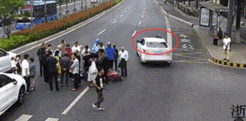 男子车祸吃瓜群众,吃瓜群众围观热议