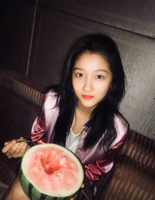 大学生深夜吃瓜,大学生们的夜宵时光揭秘