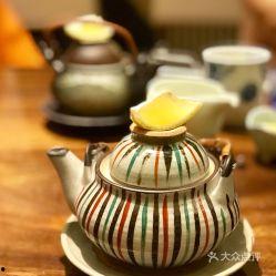 翩若惊鸿茶壶吃瓜,品味生活里的瓜香四溢